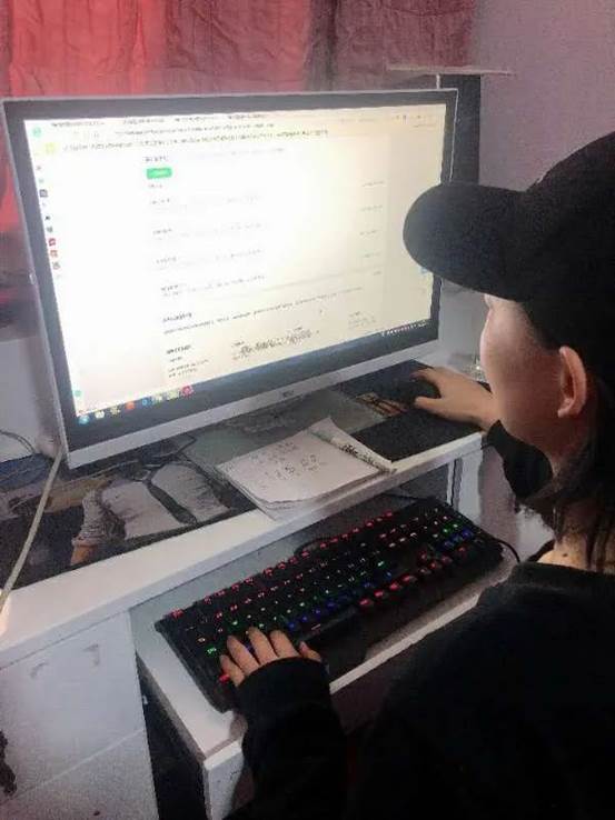 说明: 电脑前的人描述已自动生成