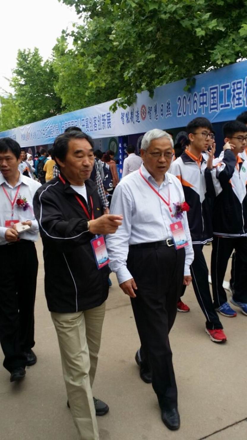 7中国自动化学会机器人竞赛委员会名誉主任、清华大学孙增圻教授与我校实践教学中心杨杰慧主任亲切交谈.jpg
