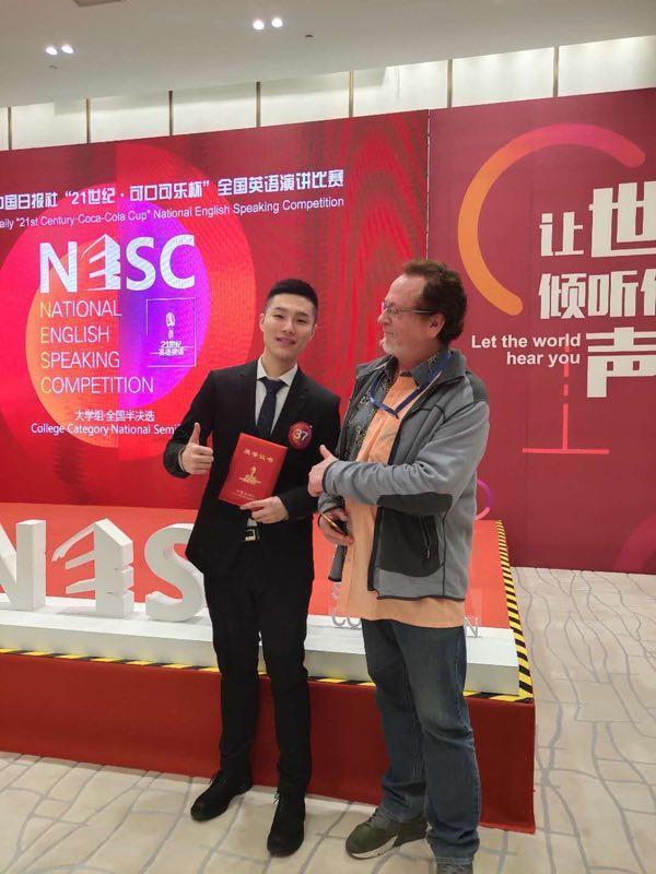 说明: 侯嘉玺同学获奖留念