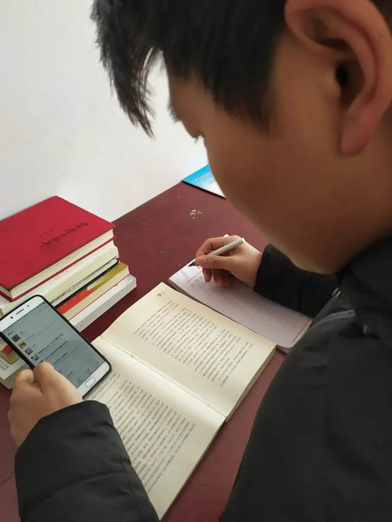 说明: 图片包含 人, 男孩, 男人, 书描述已自动生成