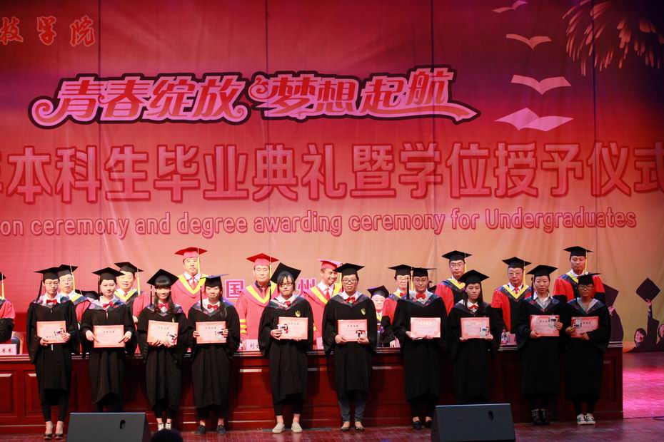 5. 获奖学生上台领奖.JPG