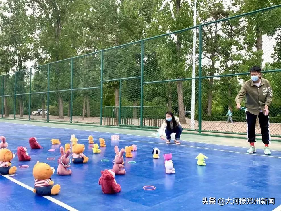 花式减压有趣更暖心！郑州科技学院举办“爱心圈”套玩偶活动