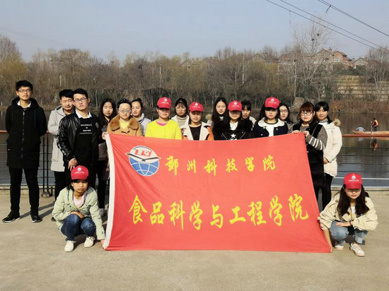 郑州科技学院食品科学与工程学院“小红帽”团队开展爱树护花行动