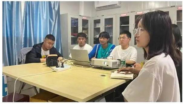 说明: 郑州科技学院青年通讯社荣获“河南省文明社团”荣誉称号