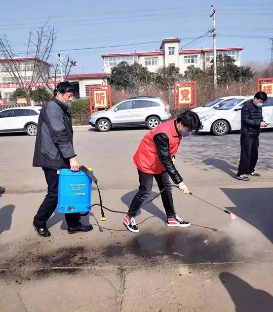 说明: 一些人在街道上描述已自动生成