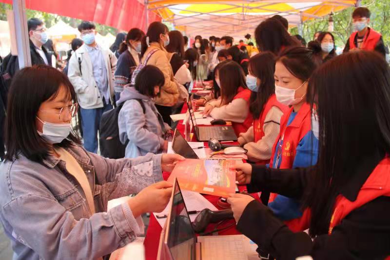 郑州科技学院党员志愿者活跃迎新一线1.jpg