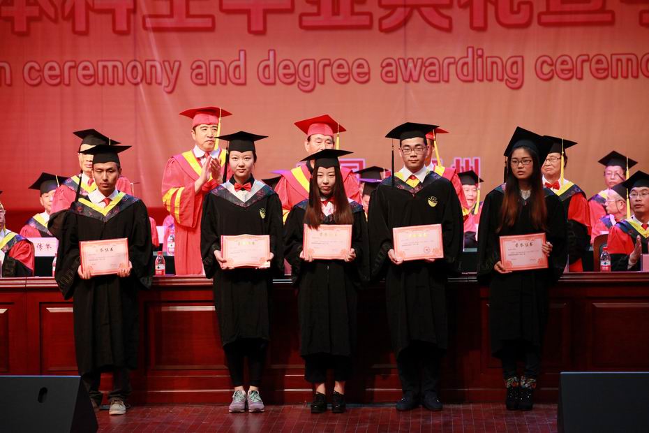 7. 获奖学生上台领奖.JPG