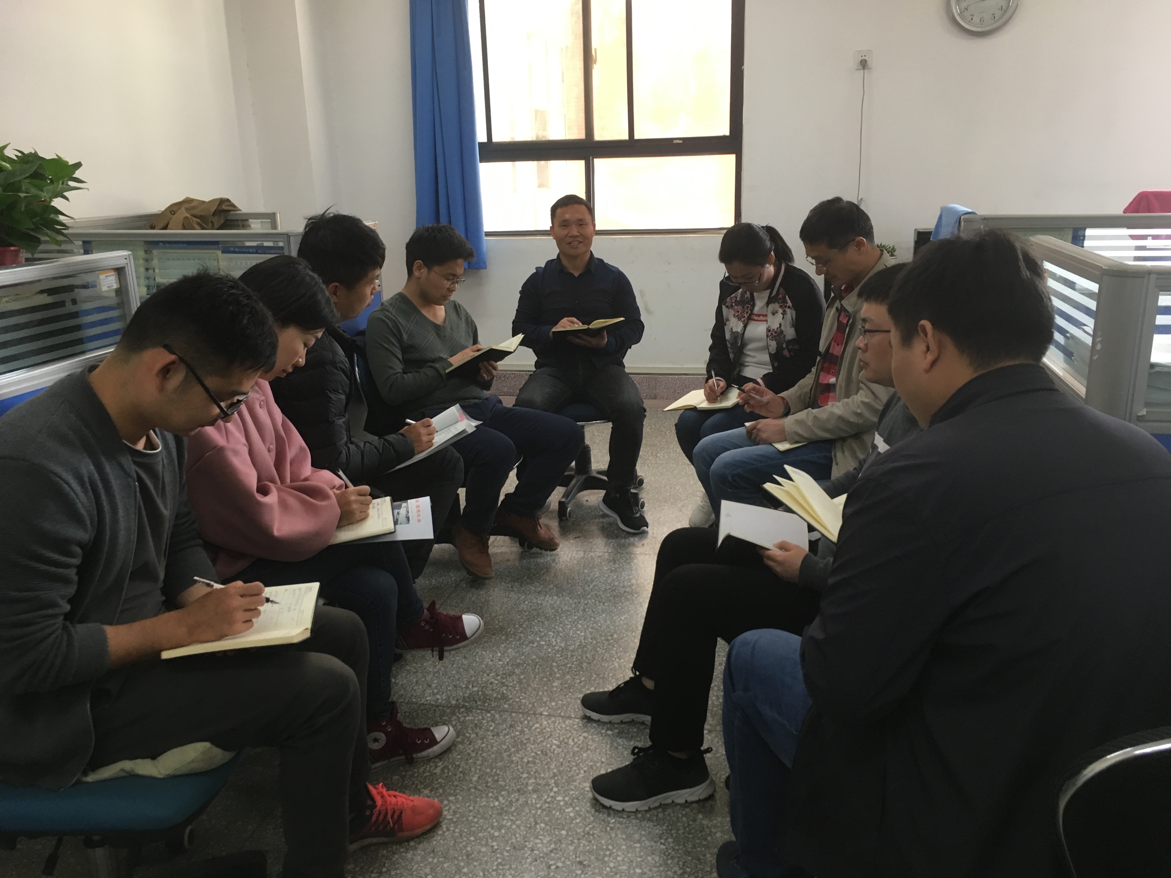 电气教研室开展毕业设计中期自查工作会议-照片.jpg 电气教研室开展毕业设计中期自查工作会议-照片.jpg