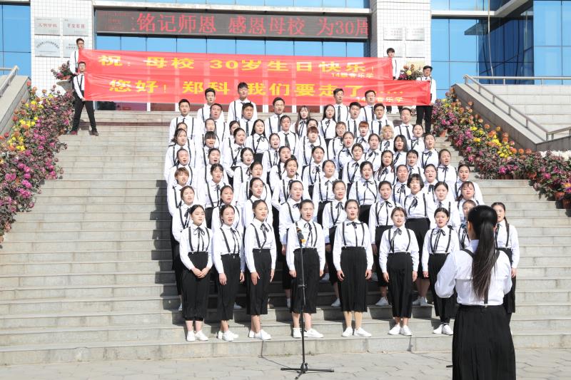 郑州科技学院音乐舞蹈学院毕业生用歌舞感恩母校