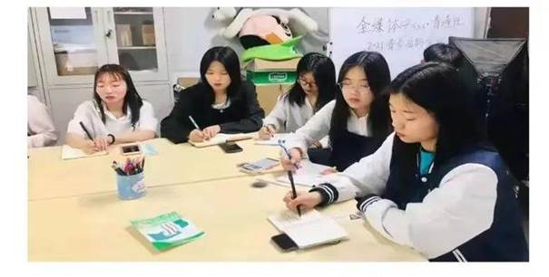 说明: 郑州科技学院青年通讯社荣获“河南省文明社团”荣誉称号
