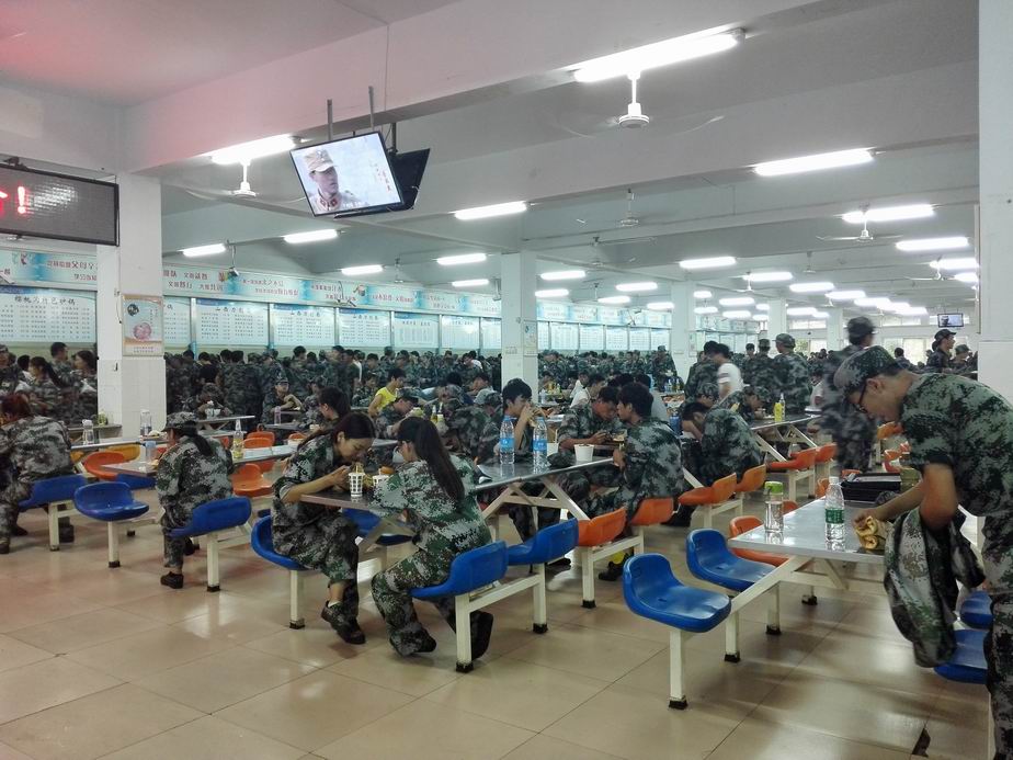 调整大小 学生就餐高峰期.JPG 调整大小 学生就餐高峰期.JPG