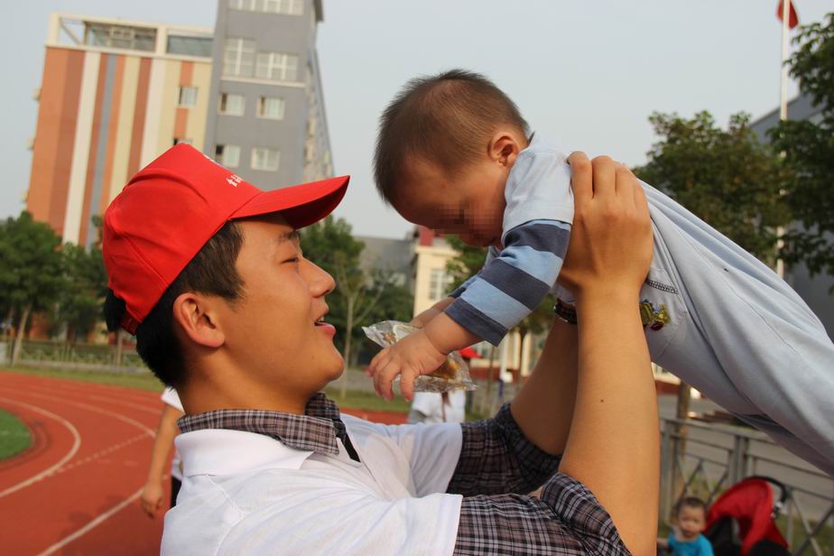 调整大小 3 孩子们与志愿者度过了一个欢乐的下午.JPG