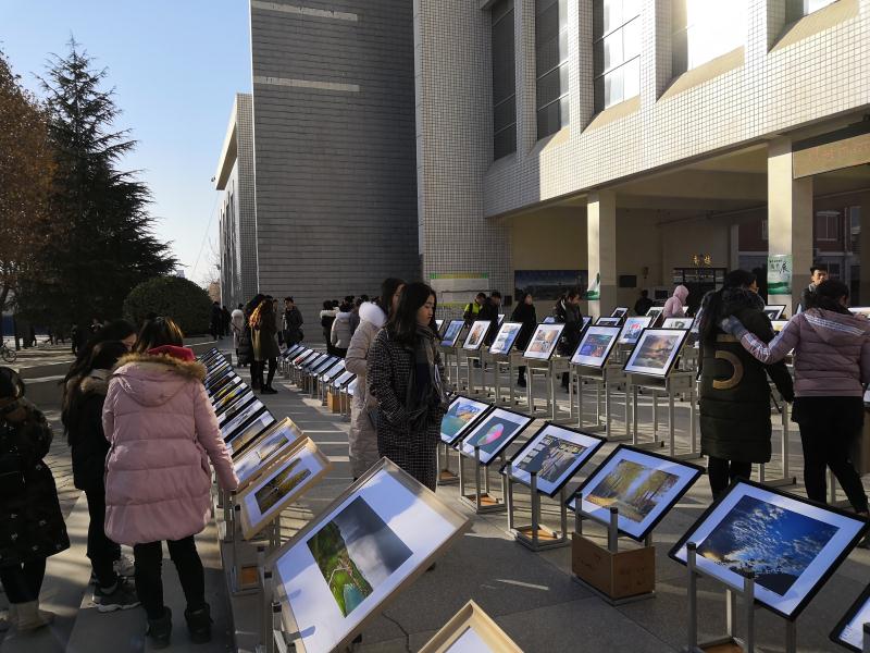 郑州科技学院举办“党旗更艳”摄影作品展