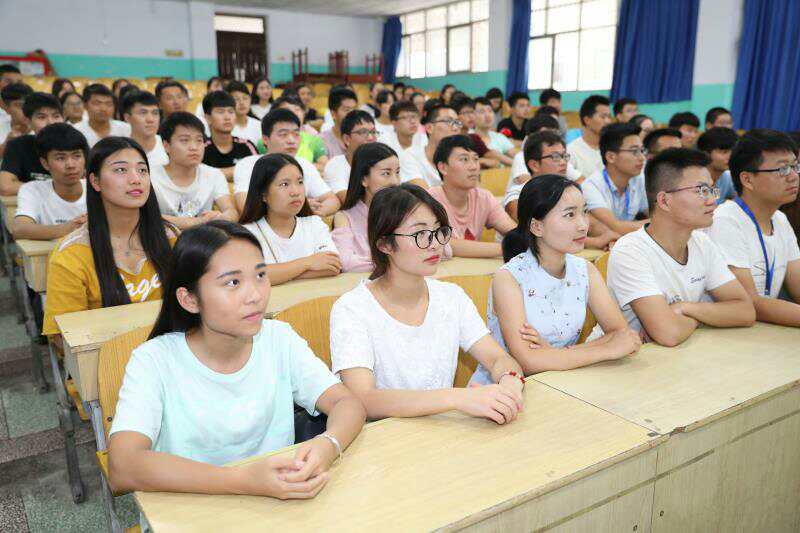 守好网络阵地 做“四有”好网民——郑州科技学院组织网络安全观影活动