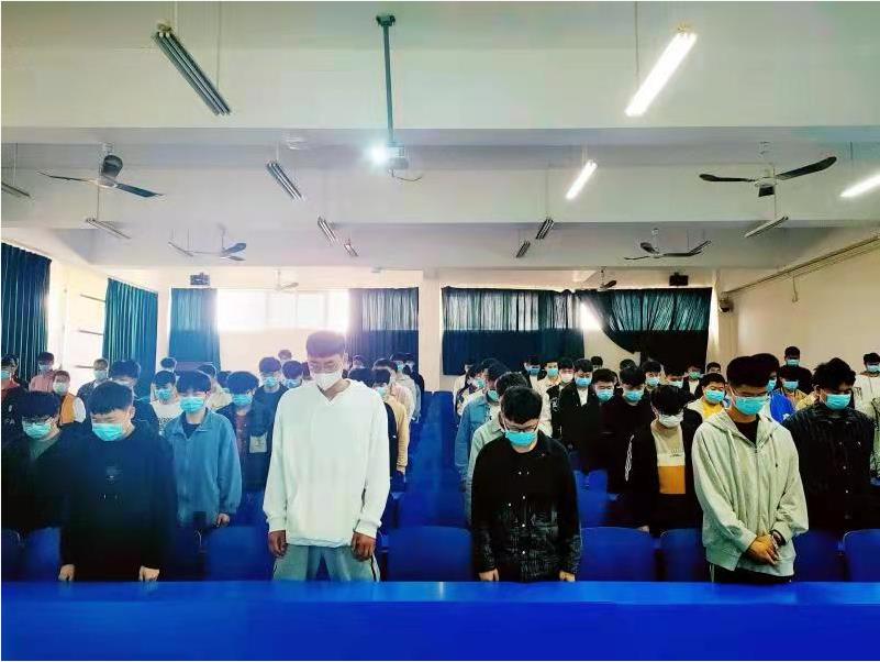 郑州科技学院大学生利用“云祭扫”形式缅怀英烈.jpg