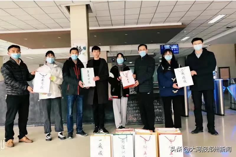 郑州科技学院为考研学子送上“考研加油包”