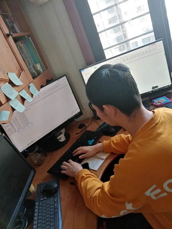 说明: 人在玩电脑描述已自动生成
