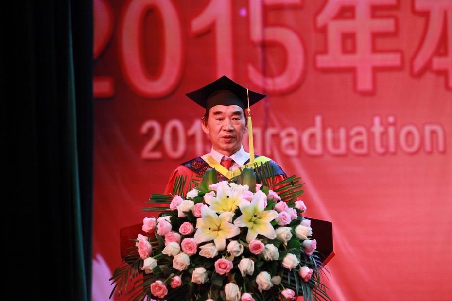 9 导师代表杨杰慧上台发言.JPG 9 导师代表杨杰慧上台发言.JPG