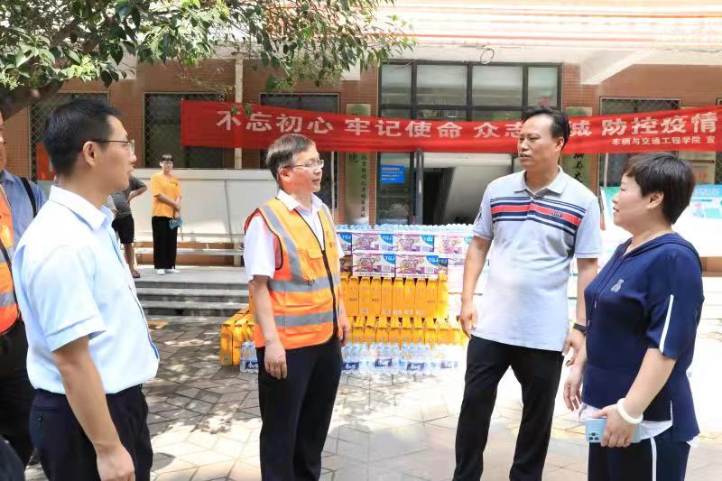 暖心!建行绿城广场支行向郑州科技学院捐赠救灾生活物资