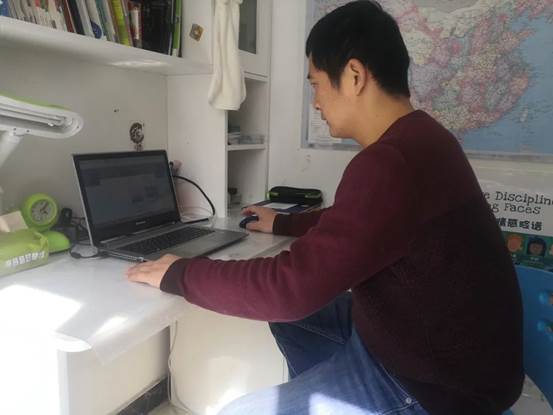 说明: 图片包含 人, 室内, 男人, 年轻描述已自动生成