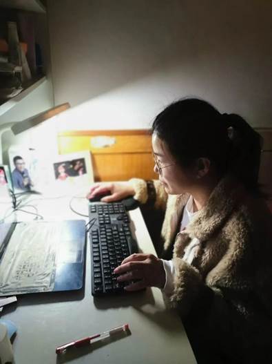 说明: 图片包含 人, 室内, 笔记本, 男人描述已自动生成