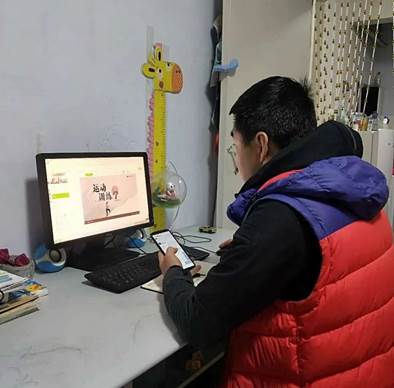 说明: 图片包含 人, 室内, 电脑, 笔记本描述已自动生成