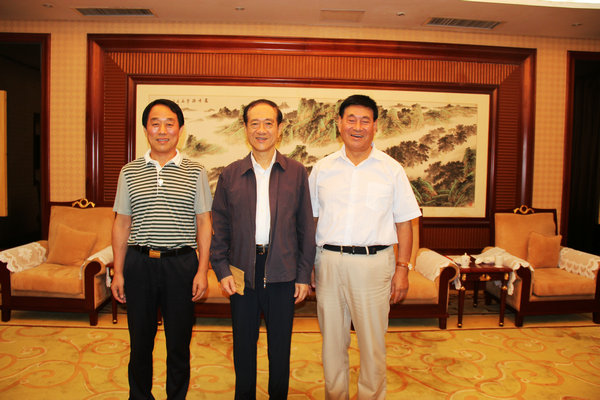 韩启德副主席与郑州科技学院创办人、董事长刘文魁(右)合影 韩启德副主席与郑州科技学院创办人、董事长刘文魁(右)合影