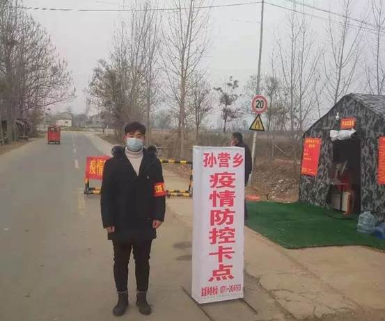 说明: 男人站在街道上描述已自动生成