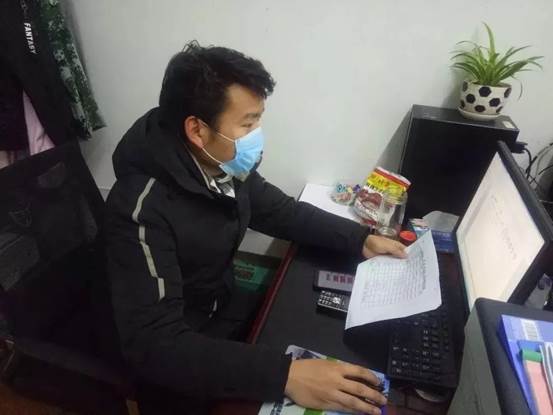 说明: 人拿着笔记本电脑描述已自动生成