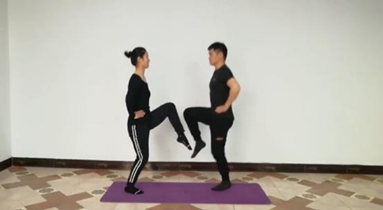 说明: 图片包含 地板, 室内, 男人, 黑色描述已自动生成