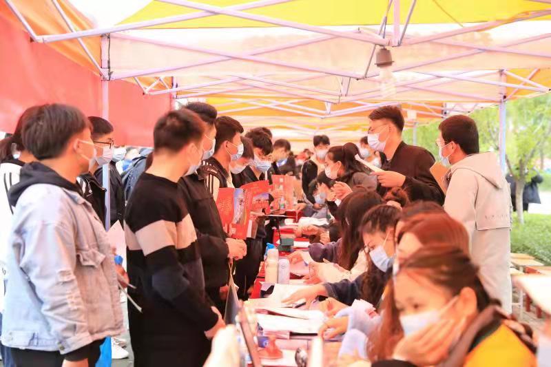 郑州科技学院迎新志愿者:用满腔热情服务新生快乐报到