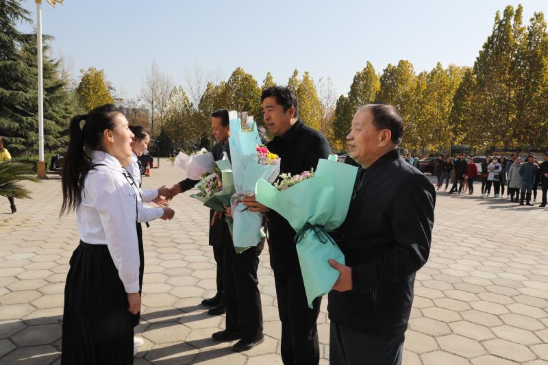 郑州科技学院音乐舞蹈学院毕业生用歌舞感恩母校