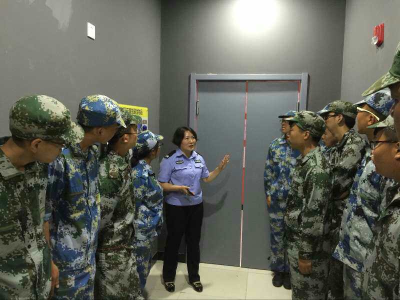安全教育课堂搬进公安局--郑州科技学院新生学习自救逃生技能