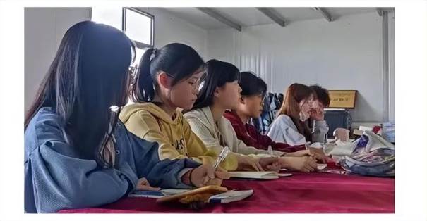 说明: 郑州科技学院青年通讯社荣获“河南省文明社团”荣誉称号