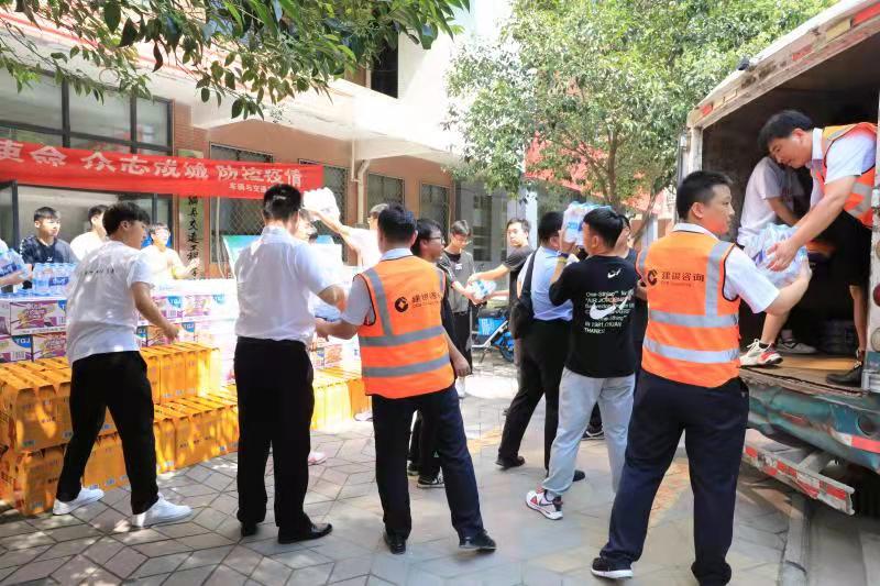 暖心!建行绿城广场支行向郑州科技学院捐赠救灾生活物资