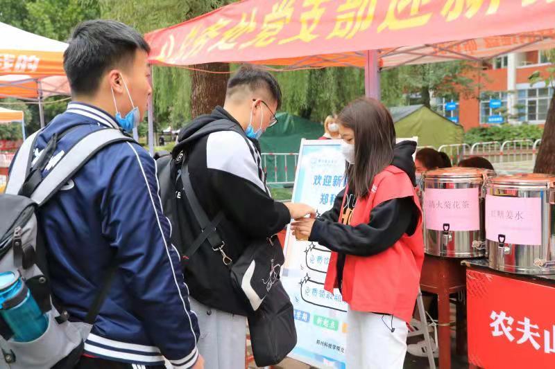 郑州科技学院迎新志愿者:用满腔热情服务新生快乐报到