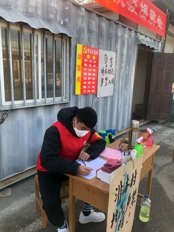 说明: 图片包含 建筑, 小孩, 小, 桌子描述已自动生成