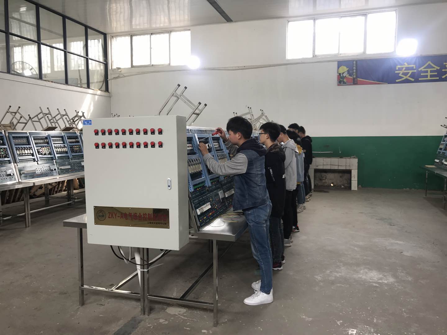 C:\Users\Admin\Desktop\宸ョ▼鎶€鏈缁冧腑蹇冮『鍒╁畬鎴愭牎鍐呭疄璁ˉ鑰冨伐浣淺寰俊鍥剧墖_20190323083357.jpg