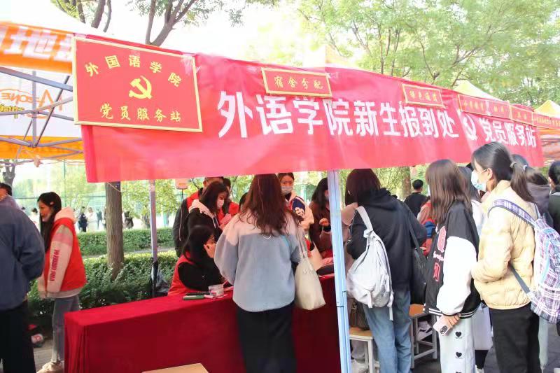 郑州科技学院党员志愿者活跃迎新一线.jpg