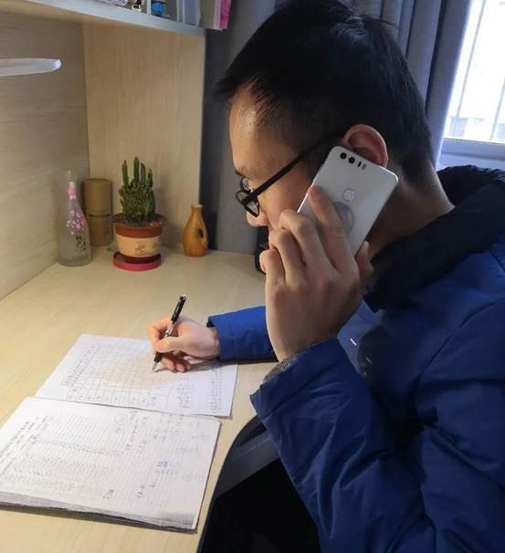 说明: 人在打电话描述已自动生成