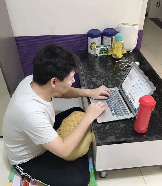 说明: 图片包含 室内, 人, 笔记本, 电脑描述已自动生成