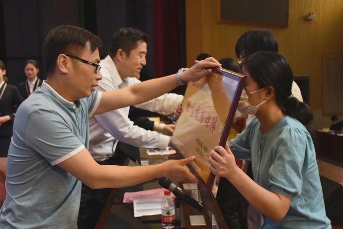 说明: https://nimg.ws.126.net/?url=http%3A%2F%2Fdingyue.ws.126.net%2F2021%2F0525%2Fc13cabd5j00qtn5ui0022c000u000k0m.jpg&thumbnail=690x2147483647&quality=75&type=jpg