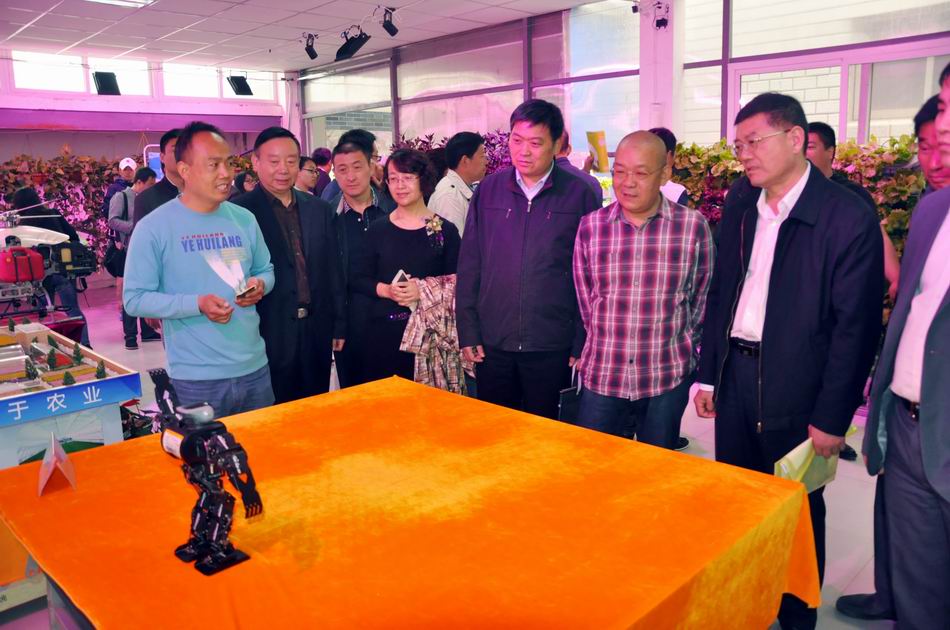 调整大小 2各级领导及群众参观跳舞机器人.jpg
