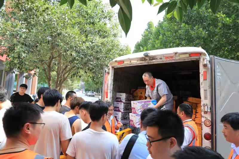 暖心!建行绿城广场支行向郑州科技学院捐赠救灾生活物资
