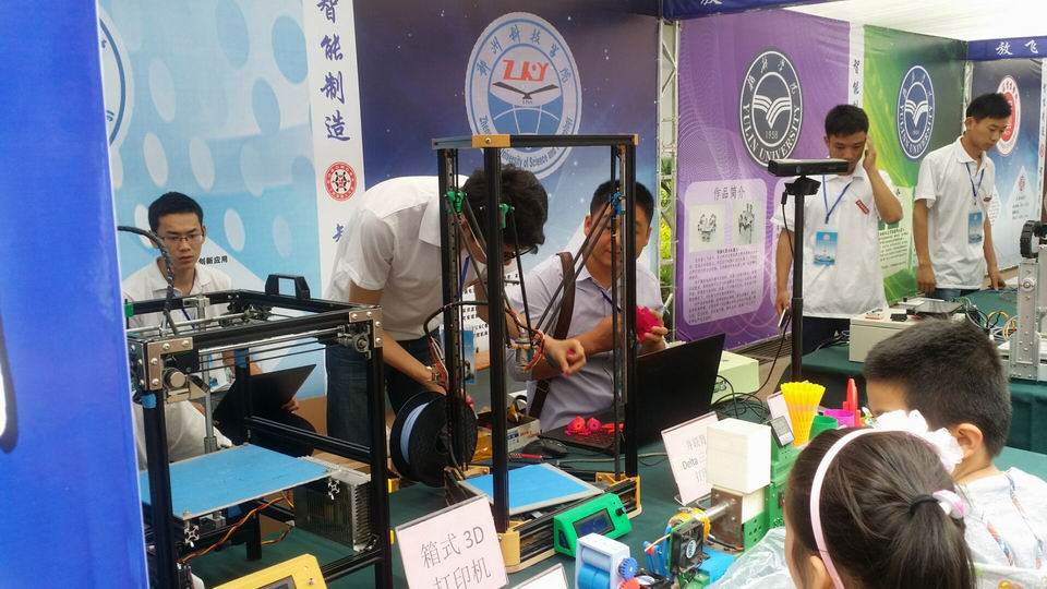 3我校参赛队为观众展示3D打印材料创新应用技术.jpg