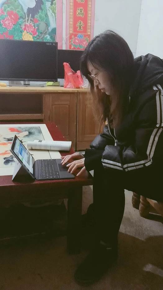 说明: 人看着电脑描述已自动生成