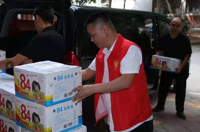 郑科校友为母校捐赠救灾物资1.jpg