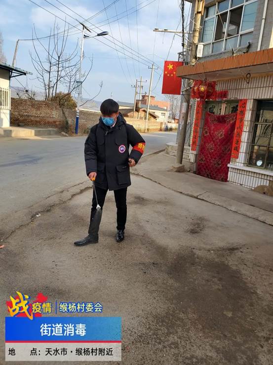 说明: 男人站在街道上描述已自动生成