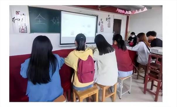 说明: 郑州科技学院青年通讯社荣获“河南省文明社团”荣誉称号