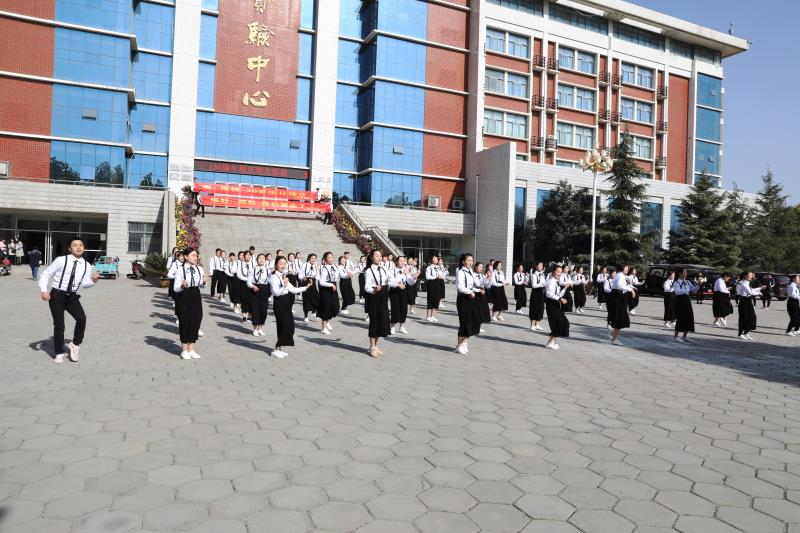 郑州科技学院音乐舞蹈学院毕业生用歌舞感恩母校